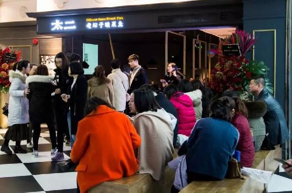 4人以上不接待，卻排隊(duì)800桌，這家“奇葩”店的邏輯是？