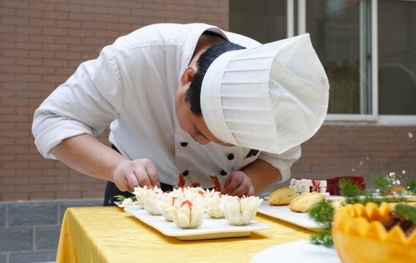 餐飲服務(wù)升級正當時，服務(wù)模型、員工管理模式的正確打開方式是？