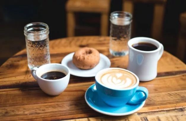 輕餐飲趨勢來臨，面包和茶loveinit如何抓住餐飲風(fēng)口？