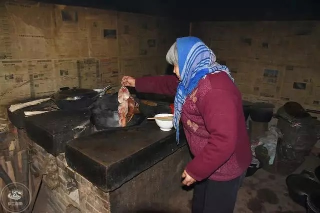 七旬老人用豬皮做特色菜，天越冷越好做，吃過(guò)都說(shuō)香