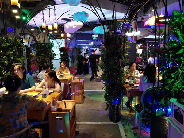 “要不，去吃潮辣火鍋嘛”就這樣，我們的故事在寒風(fēng)中開始啦