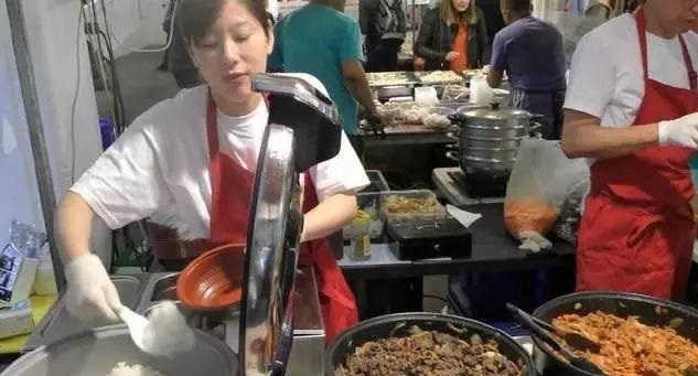 中國(guó)蓋澆飯?jiān)谟?guó)火了，每天幾百份不夠賣