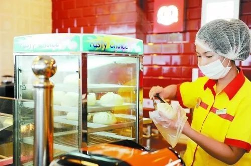 跨界打劫餐飲市場，便利店是認真的！