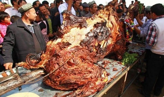 燒烤界之最，整整用了7天才能烤熟，食材竟然還動(dòng)用了吊車(chē)！