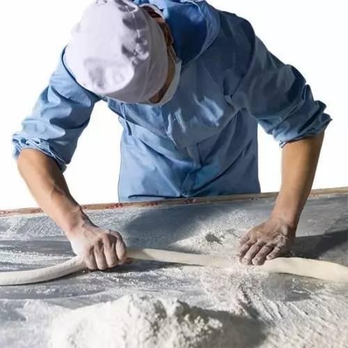 發(fā)獎(jiǎng)金，給廚師配保姆留住員工？但論留人還是海底撈牛