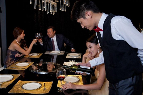 滬上一些餐廳巧換名目變著花樣收取＂開(kāi)瓶費(fèi)＂ 到底該誰(shuí)管?