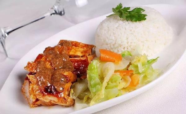 中央廚房、料理包、智能烹飪?cè)O(shè)備，復(fù)盤中式快餐標(biāo)準(zhǔn)化的三大突破