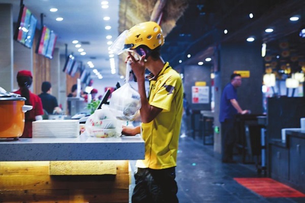 因?yàn)橐粋€(gè)差評 外賣小哥連續(xù)4天自掏腰包給客戶送餐