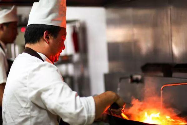 30名大廚集體跳槽求職的公開信曝光，為什么做廚師越來越難？