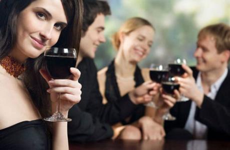 烏克蘭一餐廳服務(wù)員難以忍受用餐者的無(wú)禮，將蛋糕砸其臉上|餐飲界