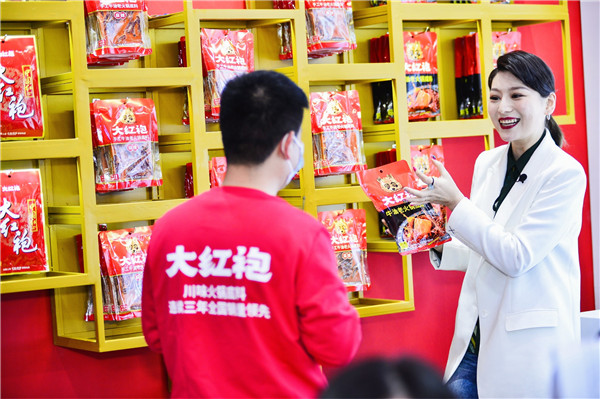 2噸巨型火鍋底料亮相！天味食品實(shí)力引爆春糖