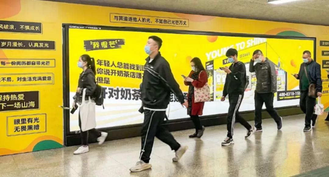 “有料”茶飲正流行，它靠“玩料”殺出重圍