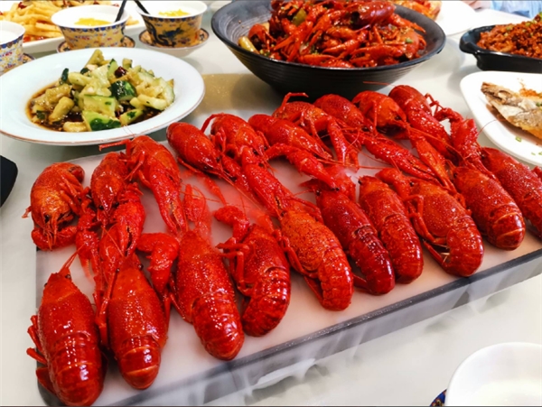 單場(chǎng)直播破20萬(wàn)，抖音武漢美食人氣榜第1名，這家小龍蝦店是如何做到的？
