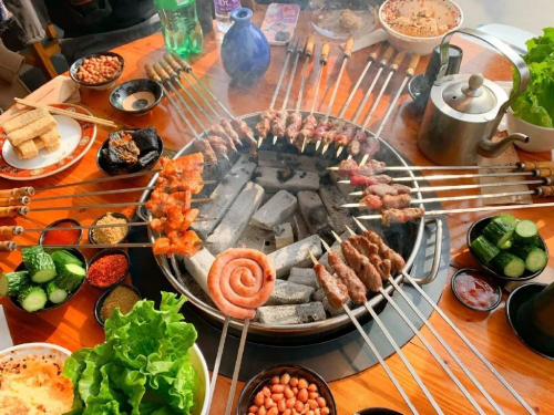 下沉市場(chǎng)表現(xiàn)亮眼，中式炭火品牌—梁山烤肉的突圍之路