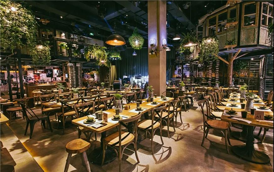 星巴克、火鍋店搶著入局的小酒館，到底好在哪里？