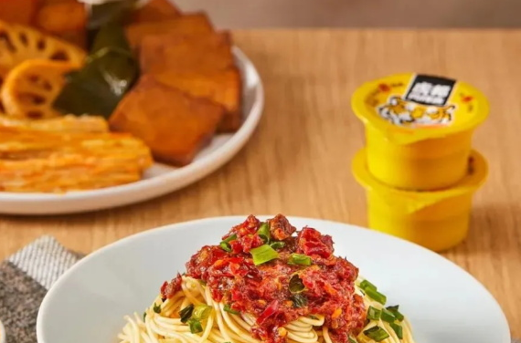 靠外賣突圍、開拓新品類，新銳辣醬品牌不想做第二個“老干媽”| 新消費觀察