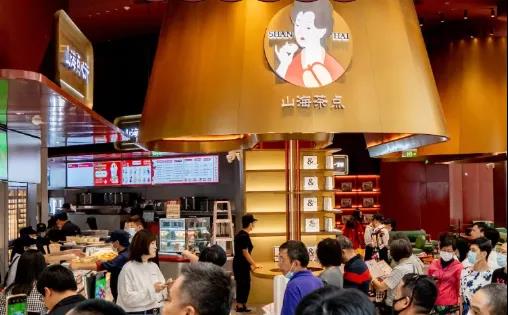 茶飲x漢服、火鍋x啤酒、咖啡x電競，跨界聯(lián)名店又有啥新玩法？