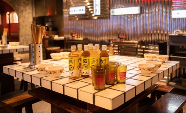 喜茶瓶裝跨界合作朱光玉火鍋，化身國慶成都熱門打卡地