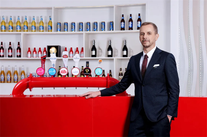 百威中國新總裁盛錦華“首秀”，高端啤酒巨頭接下來要怎么干？|餐飲界