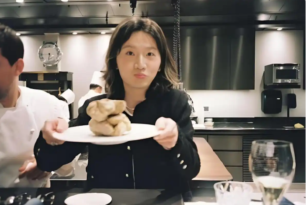 好利來“千金”上熱搜！現(xiàn)在的餐飲老板都去“內(nèi)娛”闖了？